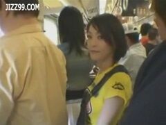 電車内で可愛いショートカットの子がサラリーマンを手コキで翻弄