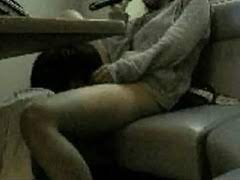 カラオケの最中にクンニさせるJD