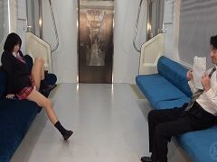 電車内でおっさんをパンチラ挑発してセンズリを誘発して楽しむJK