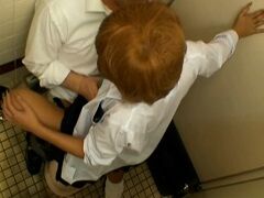 公園のトイレでJKギャルと円するおじさん