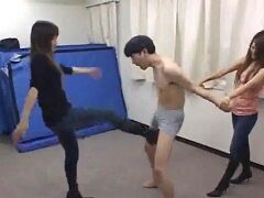 凶暴な兄の元で育ったギャル2人組の金蹴り責めが凄まじい件