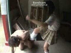 ツインテールのロリJKにボコられ本気で許しを請うおじさん