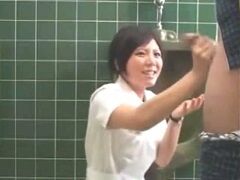 童顔ナースの献身的な手コキに放尿補助