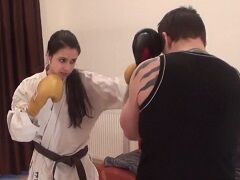 美女のボクシングのスパーリングに付き合わされる男