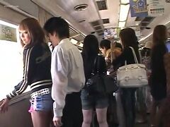 バリバリの黒ギャルは実は痴漢されたがっている？～痴漢男をノリノリで尻コキ～