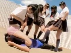 JK５人組に顔面騎乗されたり足臭責めされ足コキで逝かされる先生