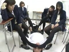 JK4人組「先生～、私達のムレムレの黒タイツの匂い吸い取ってよ。ってか嗅げよ！」