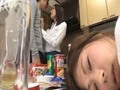 親友の彼氏を彼女がトイレに行っているうちにフェラ抜きする小悪魔