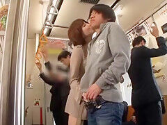 電車内で人目もはばからず堂々と痴女る美熟女