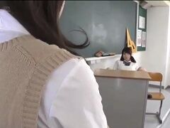 クラスメイトの傍で先生にこっそりクンニさせるJK