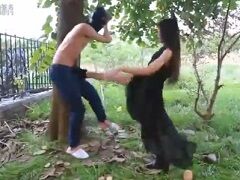 庭に吊るした男にスカートをたくしあげて金蹴りしまくるお転婆お嬢様