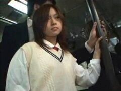 清楚なJKが朝の通学バスの中でサラリーマンを逆痴漢