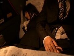 泥酔した後輩OLの妖艶な太ももに理性が飛び思わず・・・