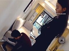 女友達の靴の匂いを嗅いでいたらバレて・・・