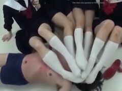 JK4人組にボコられ足臭嗅がされなりふり構わず許しを請う情けない先生