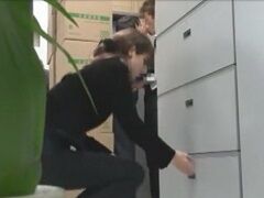 社内恋愛禁止という会社が多いのがよく分かる動画～仕事中にこっそりH～