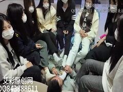 JD8人組に無理矢理ひたすら足臭を嗅がされる男