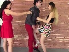 モデル級美女２人が金蹴りスコアアタック♪