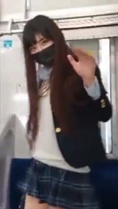 電車内のパンチラ盗撮野郎を大胆に挑発して円光に誘うJK