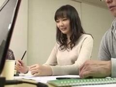 サークルの飲み会でやけに距離感の近い子にムラムラしてこっそり握らせるクズ男