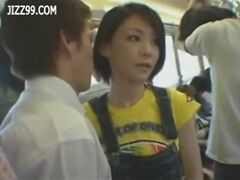 電車内で可愛いショートカットの子がサラリーマンを手コキで翻弄