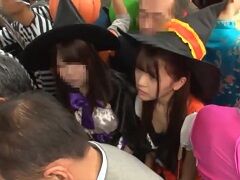 ハロウィンに向かうコスプレ娘をターゲットに痴漢するリーマン
