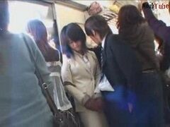 お尻にかけられたら面倒だからしょうがなく痴漢男を手コキで逝かす子
