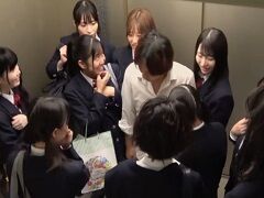 エレベーター内で男を好き勝手痴女りまくるJK4人組
