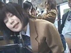 人目も気にせず堂々と痴女る可愛いJK