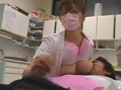 歯科助手の巨乳に顔を埋めながら手コキされたい！