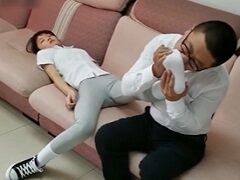 可愛い子にクスリを盛って眠らせ足フェチ欲求を満たすクズ親父