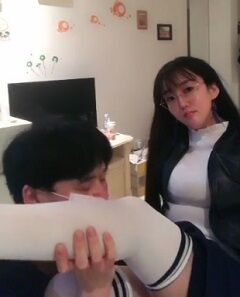足フェチ動画でひと稼ぎしようとする真面目系美女