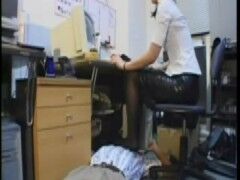 顔を足置き台にしたり人間椅子にしたりパワハラ三昧の女社長