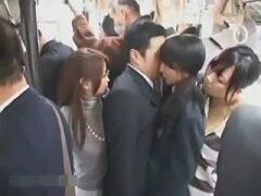 満員バス内でJKとリーマンを密着させその後の展開を見てほくそ笑む女仕掛人2人組
