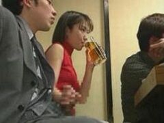 飲み会でこっそりテーブルの下で後輩に手コキされ・・・
