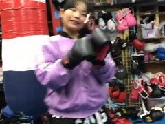 キックボクシング道場の組手練習中にカウンターで金的をいれる恐ろしい子