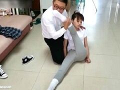 可愛い子にクスリを盛って眠らせ足フェチ欲求を満たすクズ親父
