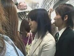 お尻にかけられたら面倒だからしょうがなく痴漢男を手コキで逝かす子