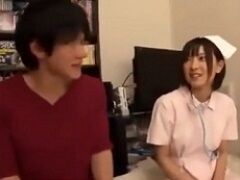小倉ゆずちゃんのナースコスにメロメロになっている素人男