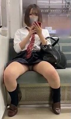 電車で対面に座ったJKのパンチラを盗撮していたら・・・