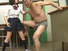 清楚で可愛いJKが色んな金蹴りを披露している件