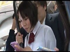 満員バスでJK2人組の1人をターゲットにする果敢な男