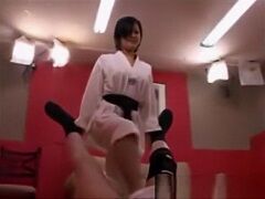 小柄な空手美女による余裕の金蹴りで大男が悶絶している件