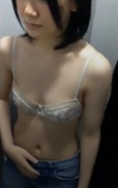 この動画の冒頭の着替えでフル勃起する人はロリ確定