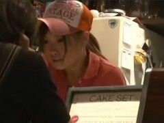 可愛いバーガーショップ店員が接客中に彼氏に手マン調教され・・・