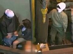 工場勤務独身者に高額保障を色仕掛けで売る生保レディ