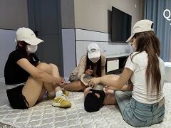 JK3人組「足臭嗅がせたり顔を踏むだけでお小遣い貰えるなんて、足フェチM男って滅茶苦茶オイシイじゃんｗ」