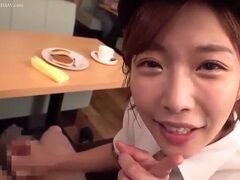 クレーム客に対しこっそり笑顔でオナホ抜きサービスで乗り切る女カフェ店員