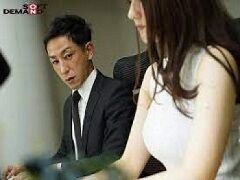 身体を強調する服を着て先輩の欲情を誘うしたたかな後輩OL