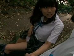 暇つぶしにむっつりおじさんをパンチラで誘惑するJK